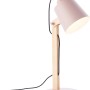 Rosa Tischleuchte Swivel von Brilliant mit Holzfuß, schwenkbar für optimales Licht.