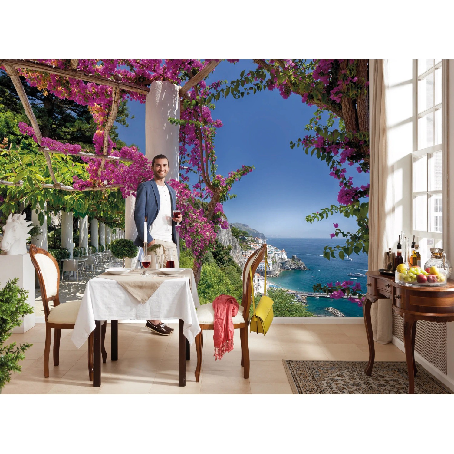 Komar Fototapete Amalfi mit Küstenblick, Bougainvillea und gedecktem Tisch.