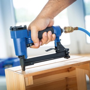 LUX Druckluft-Tacker D-TAC-7 im Einsatz auf Holz, Zubehör für Kompressoren.