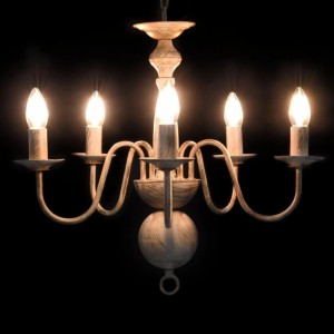 Antik-weißer Kronleuchter mit 5 E14-Lampen für stimmungsvolle Beleuchtung im Wohnbereich.