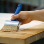 Hand lasiert Holz mit LUX Flächenstreicher 100 mm. Pinsel mit helle Chinaborste und braune Kunstborste.