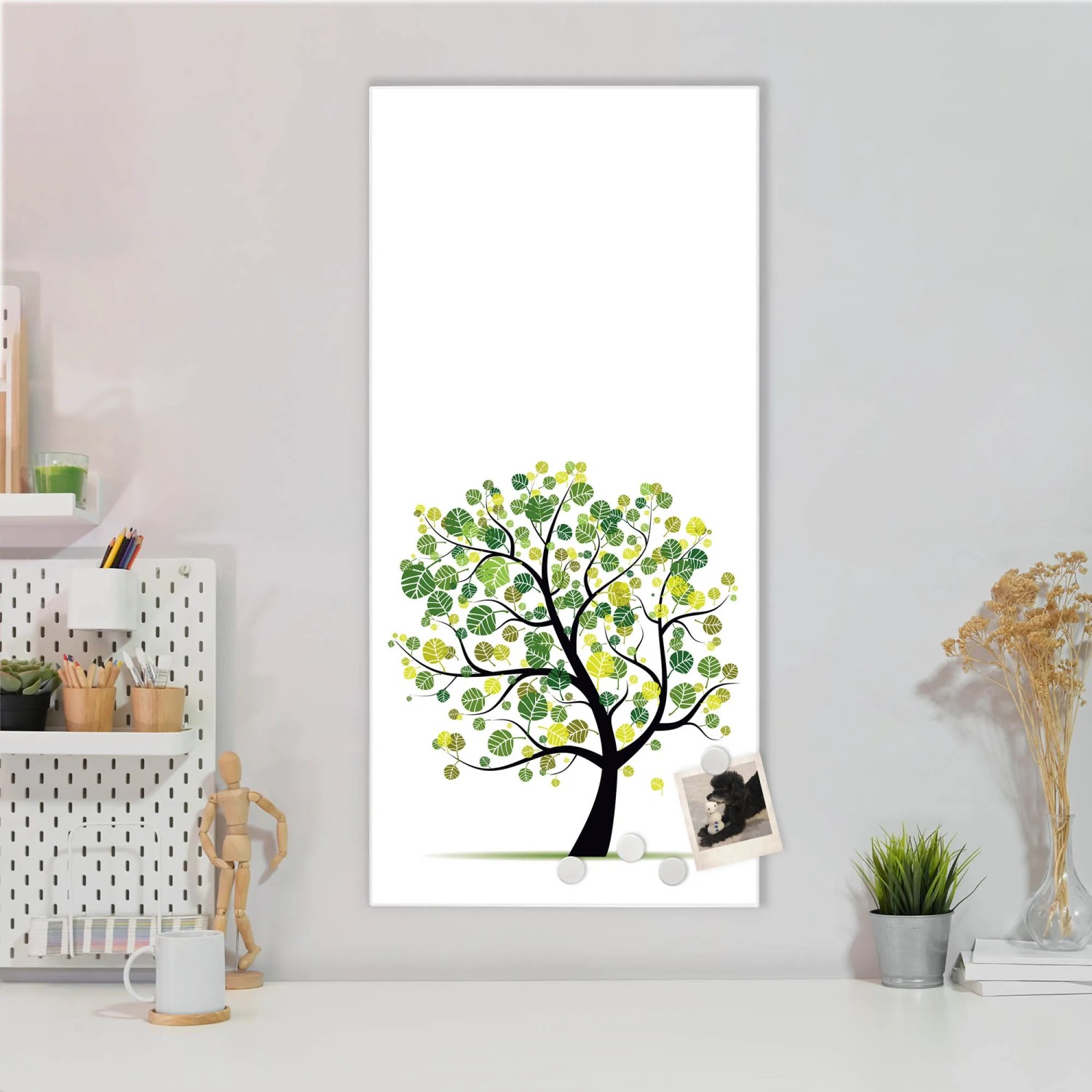 Weiße Magnettafel 37x78cm mit Laubzauberbaum-Motiv und Magneten. Wanddekoration für Büro und Zuhause.