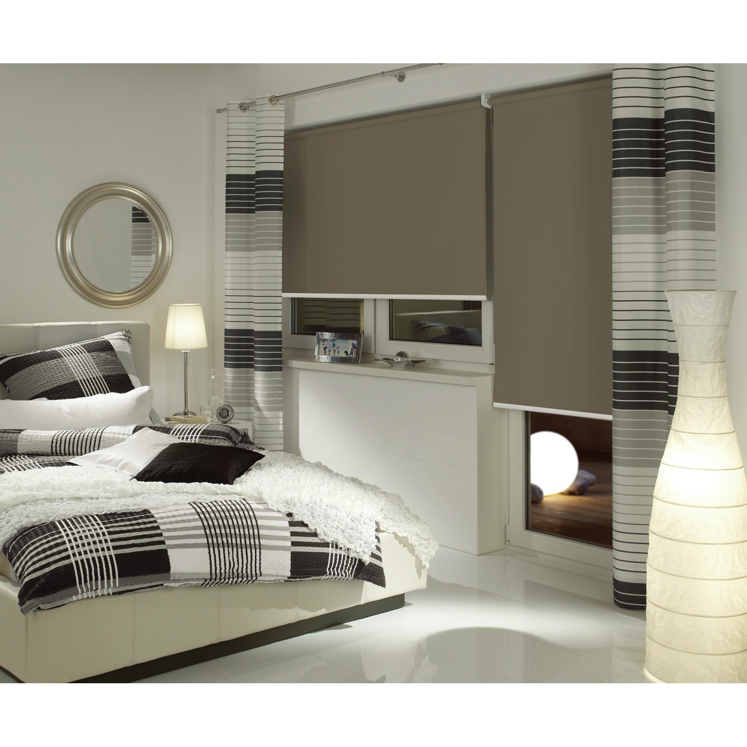 Gardinia Seitenzug-Rollo Abdunklung, 122x180 cm, Mocca im Schlafzimmer.