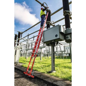 PROREGAL Sprossen-Schiebeleiter, 2x10 Sprossen, GFK/Alu, mit Traverse. Arbeiter auf Leiter an Strommast.