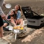 Petromax Atago Gasgrill-Set mit Tasche und Grillrost beim Outdoor-Grillen.