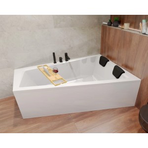 Weiße Eckbadewanne INTIMA 170x125 mit 2 Kopfstützen, Bambusablage und schwarzer Armatur im modernen Bad. Acrylwanne.