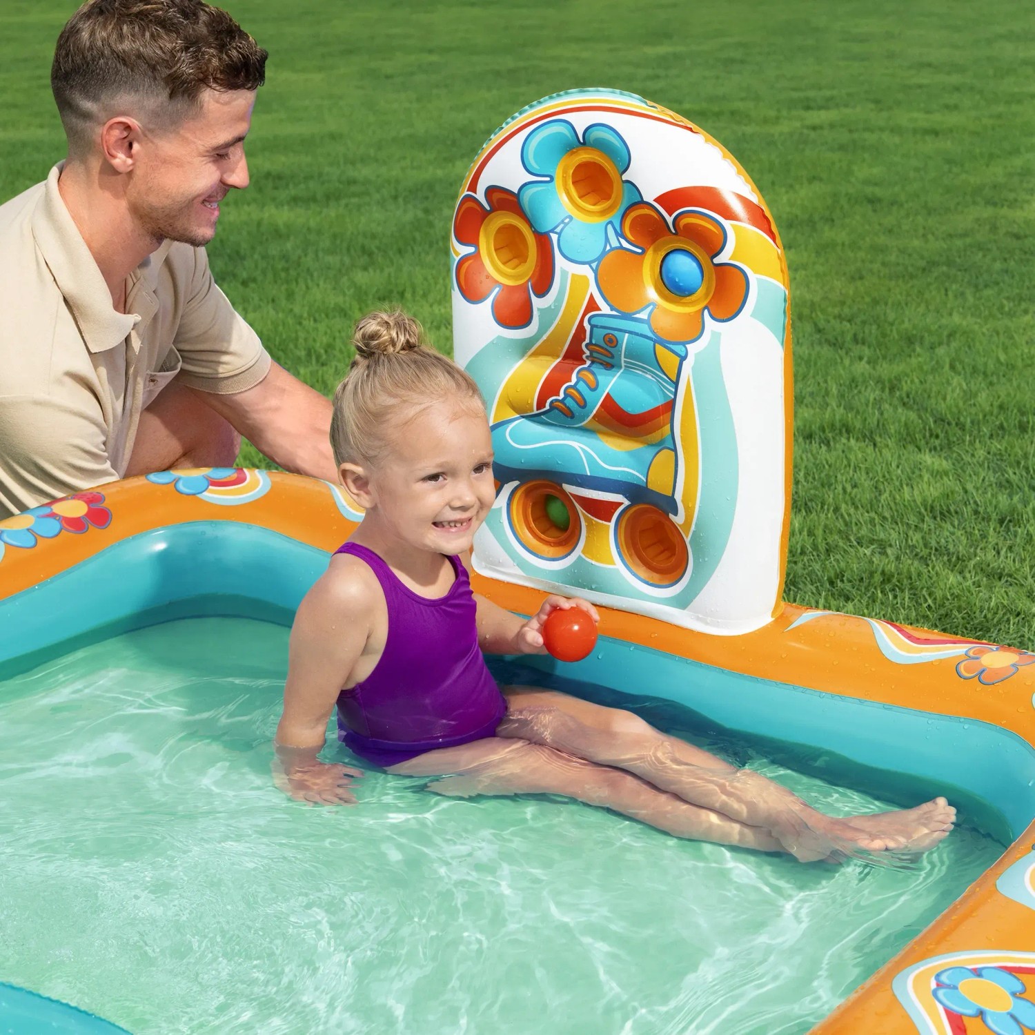 Bestway Wasserspielcenter Retro mit Kind im Wasser, mit Rutsche und bunten Farben. Wasserspaß im Garten.