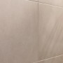 Tesa Moon Bademantelhaken in Graphit vor beiger Wand, Badhelfer für Bad.