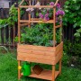 Dobar Pflanzturm-Aufsatz Kubus 2.0 mit Ablage aus Holz, bepflanzt mit Blumen und Kräutern.