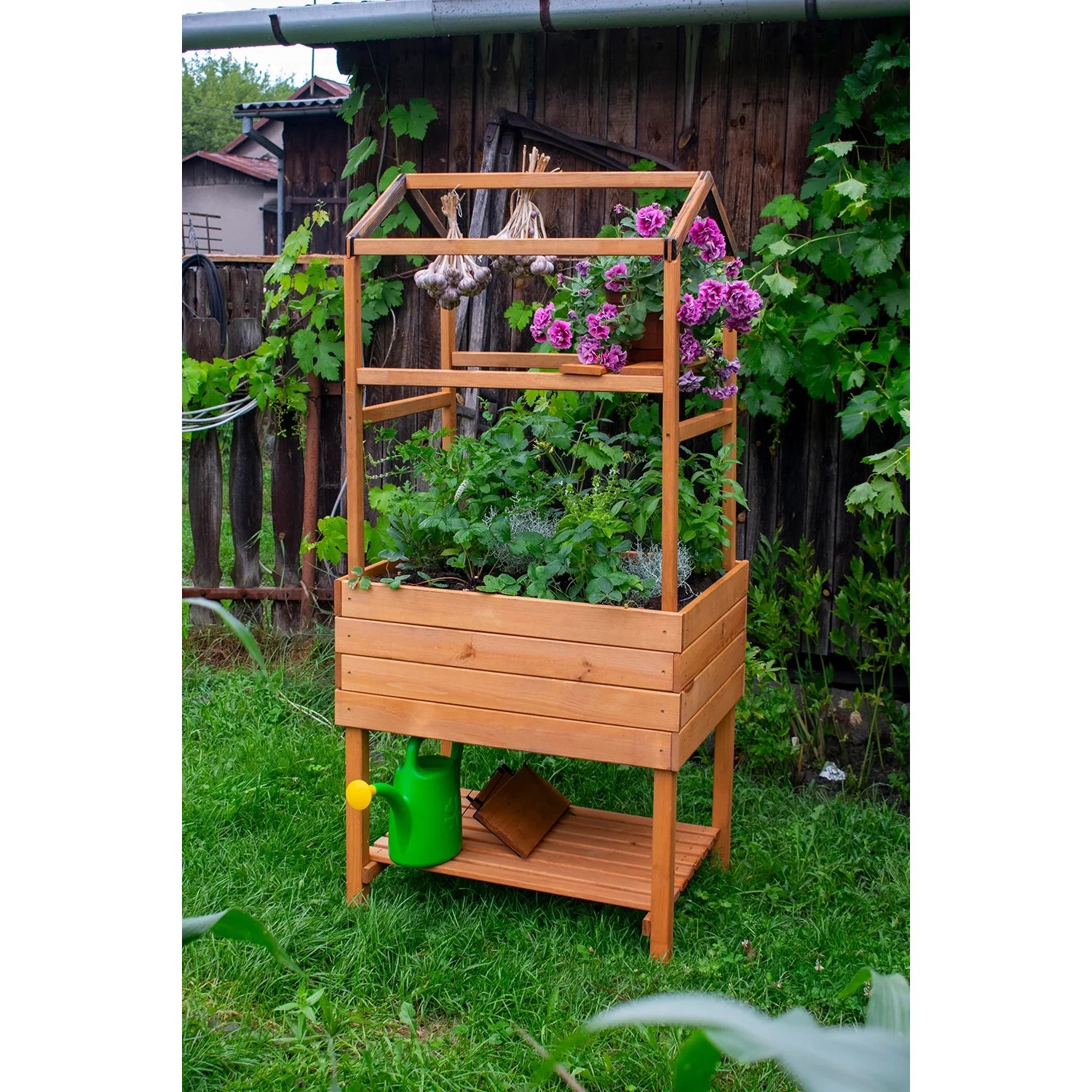 Dobar Pflanzturm-Aufsatz Kubus 2.0 mit Ablage aus Holz, bepflanzt mit Blumen und Kräutern.