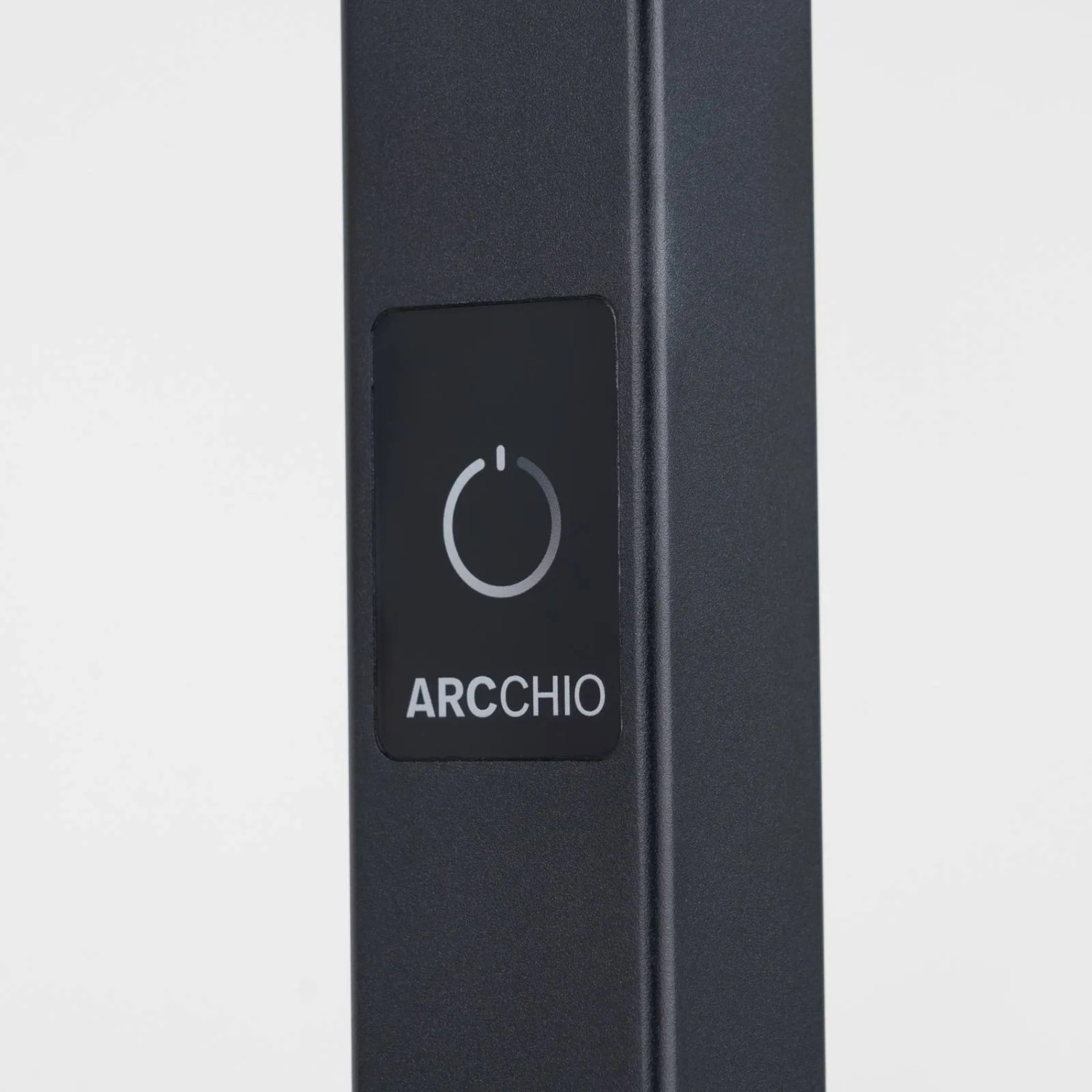 Detailaufnahme: Schwarze Arcchio LED Bürostehleuchte Nelus mit Touch-Dimmer und Bewegungsmelder.