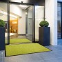 Grüne Primaflor Schmutzfangmatte Clean 60x90 cm vor Eingangstür.