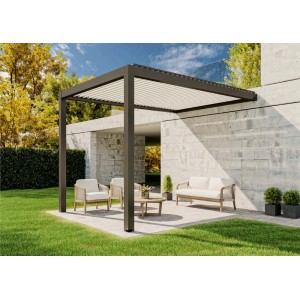 Wandmontierte Huun Pergola Mezzo in Anthrazit-Weiß, 300x400 cm, mit Lamellendach und Sitzgruppe im Garten.