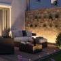 Paulmann Plug & Shine LED-Lichtleiste beleuchtet Gartenmauer warmweiß.
