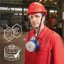 Mann mit Dräger X-plore 4740 Atemschutzmaske um den Hals, Helm und Schutzbrille in Industrie. Robuste Halbmaske.