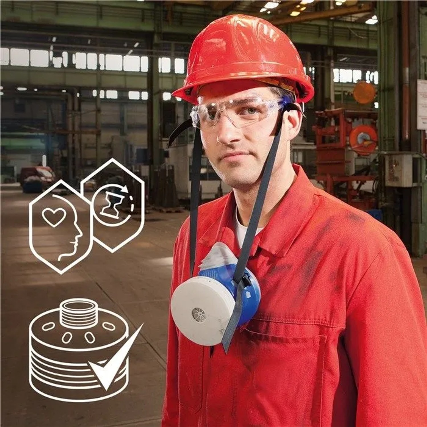 Mann mit Dräger X-plore 4740 Atemschutzmaske um den Hals, Helm und Schutzbrille in Industrie. Robuste Halbmaske.