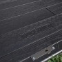 Detailaufnahme: Boden des Lifetime Kunststoff-Gartenhauses in Anthrazit-Grau mit Holzoptik und Verriegelung.