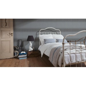 Strukturprofiltapete Streifen Silber im Schlafzimmer mit Bett und Lampe.