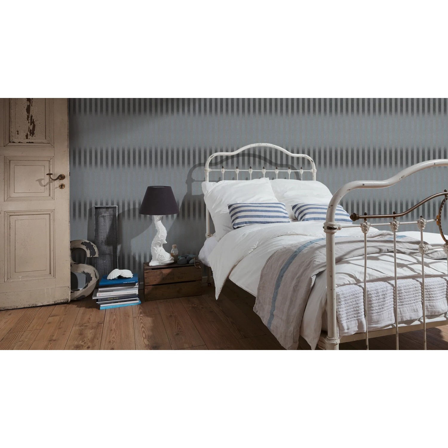 Strukturprofiltapete Streifen Silber im Schlafzimmer mit Bett und Lampe.