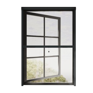 Cocoon Insektenschutzrollo mit Kassette in Anthrazit am geöffneten Fenster.