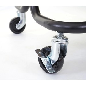 Detailaufnahme: Schwarzer MCW Servierwagen C64 Rollcontainer mit feststellbaren Rollen.