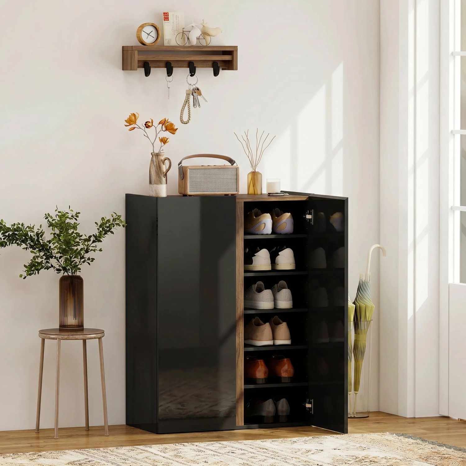 Moderner HOMCOM Schuhschrank in Hochglanz Schwarz mit Holzdetails, offene Tür zeigt verstellbare Regale für Schuhe.