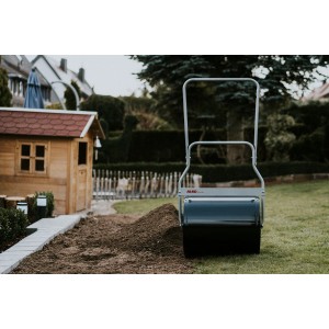Al-Ko Gartenwalze GW 50 zum Anlegen eines Rasens. Die Walze ist aus Stahl und hat einen silbernen Griff.