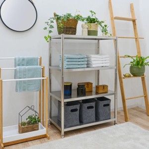 shelfr Edelstahl Schwerlastregal mit 4 Ebenen, beladen mit Handtüchern, Pflanzen und Aufbewahrungsboxen.