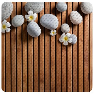SANILO Badematte Zentara mit Holzstruktur, Steinen und Blüten für Badewannen-Zubehör.