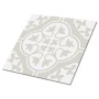 Tulup PVC Vinyl Bodenfliese selbstklebend, 30x30 cm, klassisches Blumen-Ornament in Hellgrau auf Weiß.