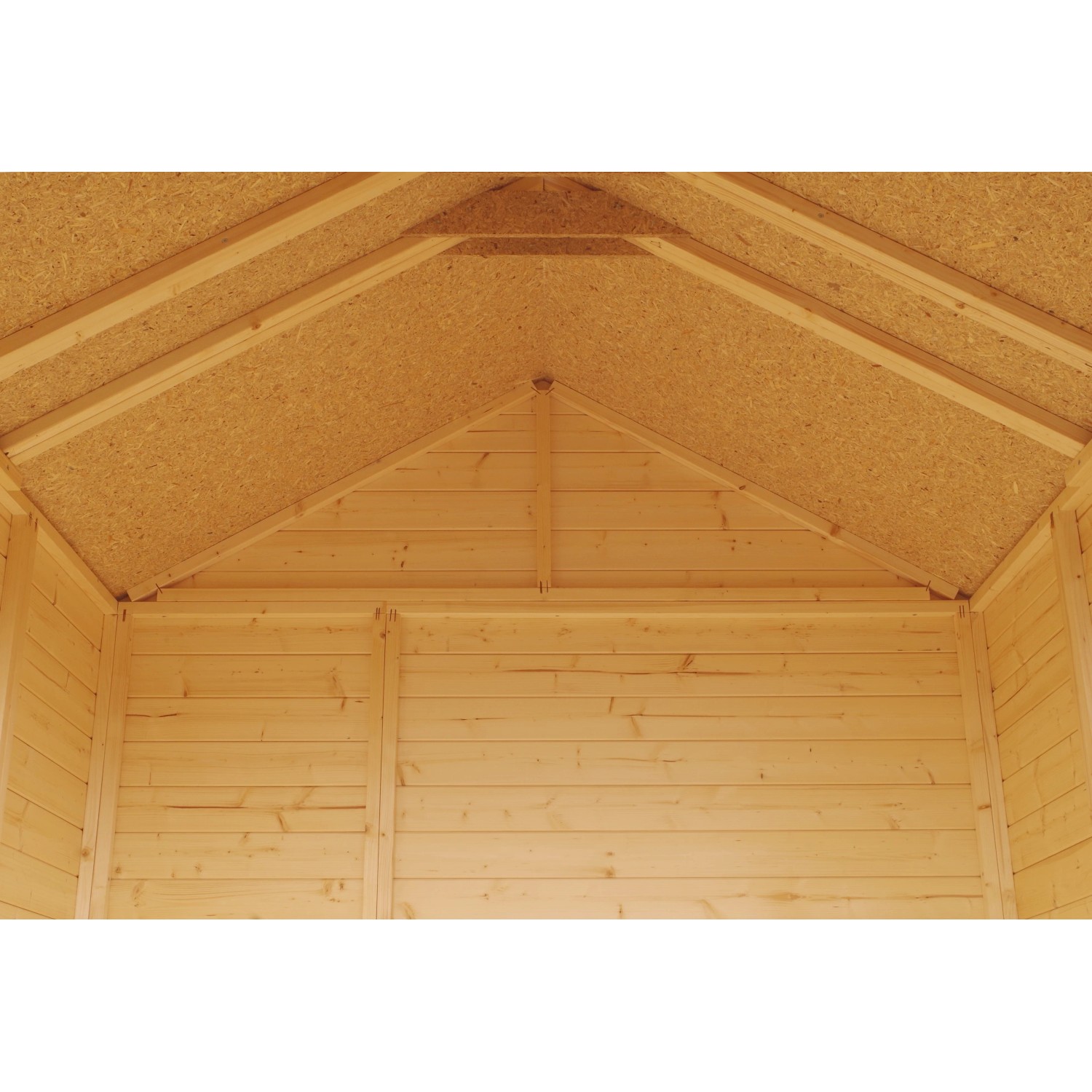 Innenansicht Holz-Gartenhaus Osterbek: Dachkonstruktion und Holzwände aus Fichte.