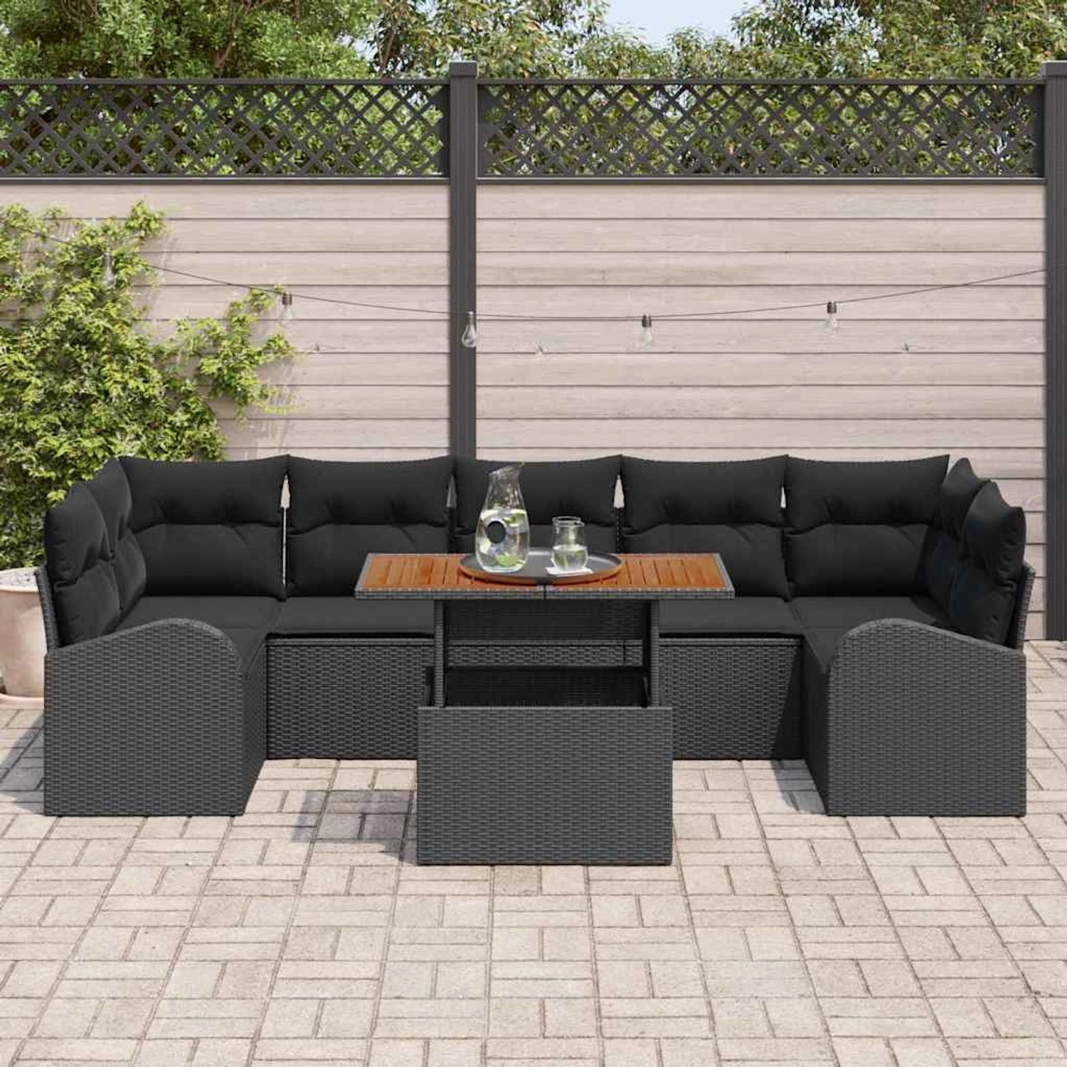 Schwarzes 8-teiliges vidaXL Garten-Sofa-Set aus Poly Rattan mit Tisch und Staufächern.