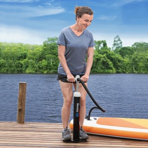 Frau pumpt SUP mit Bestway Air Hammer Hochdruckpumpe auf. Camping Zubehör.