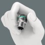 Wera 13mm Steckschlüsseleinsatz mit grünem Ring, in Hand. Teil des Tool-Check Combi Werkzeugsets.