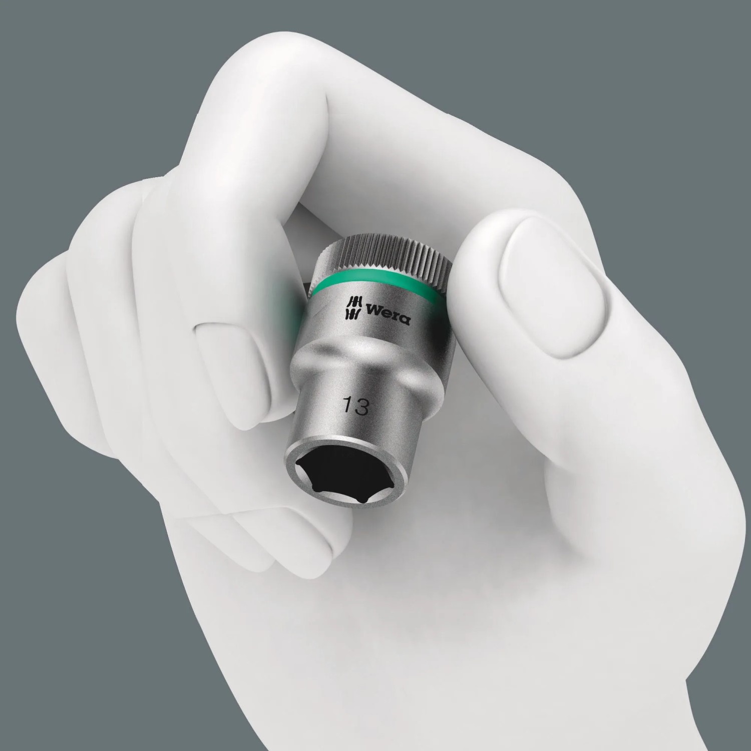 Wera 13mm Steckschlüsseleinsatz mit grünem Ring, in Hand. Teil des Tool-Check Combi Werkzeugsets.