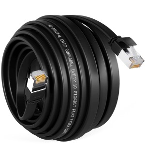 Schwarzes, flaches CAT 7 LAN Kabel (30m) mit RJ45 Stecker, aufgerollt.