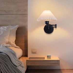 Weiße ZMH Wandleuchte mit plissiertem Stoffschirm und schwarzem, drehbarem Metallarm im Schlafzimmer.