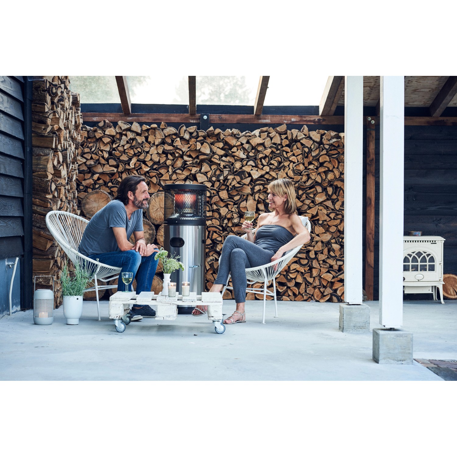 Enders Gas-Terrassenheizer Polo 2.0 Edelstahl im Einsatz: Zwei Personen sitzen entspannt auf der Terrasse.