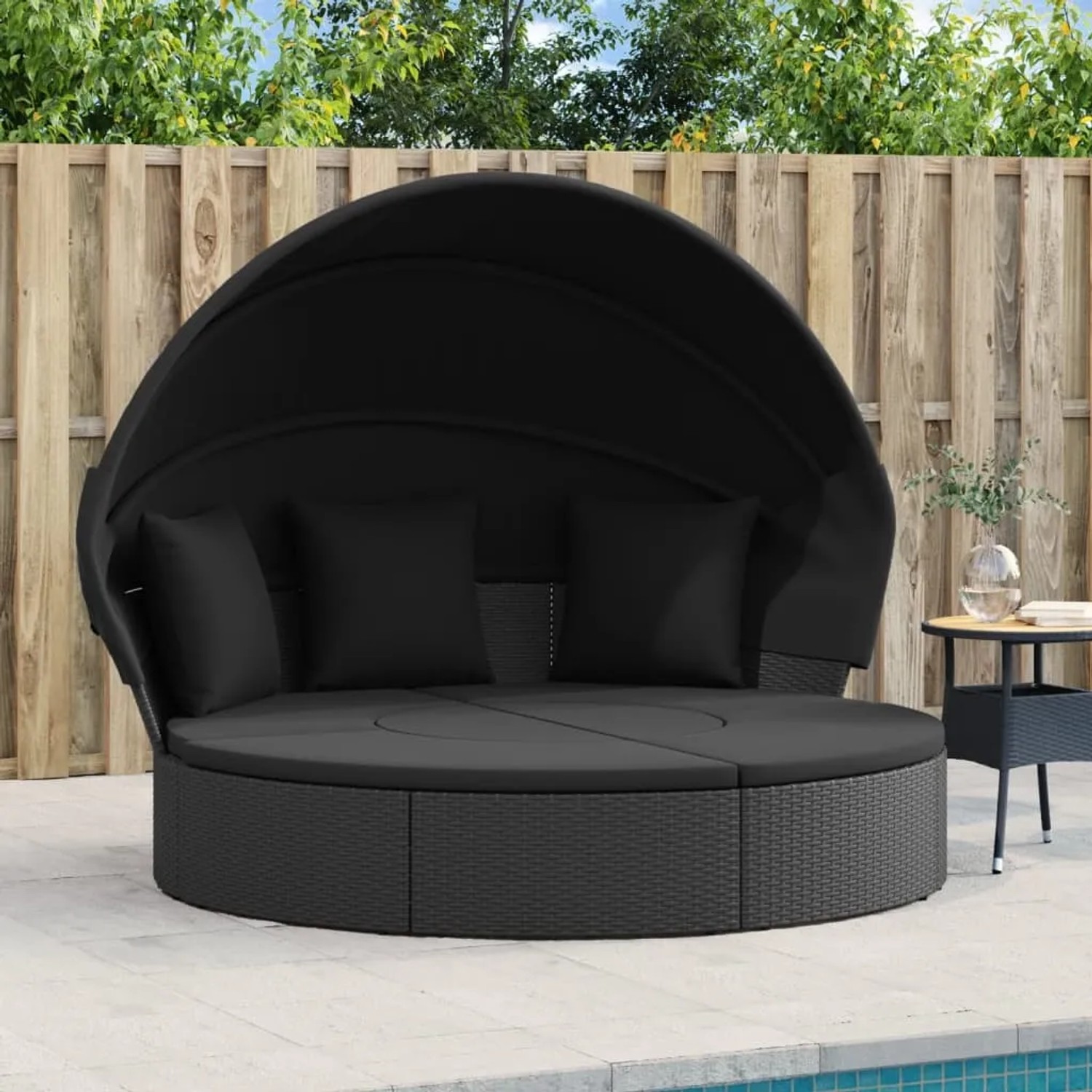 Schwarzes Outdoor-Loungebett mit Dach und Kissen aus Polyrattan von VidaXL.