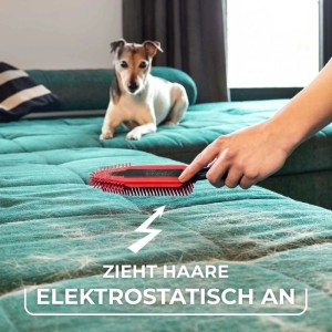 Vileda Pet Pro Tierhaarbürste in Aktion auf Sofa, zieht Haare elektrostatisch an.
