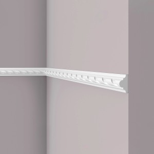 Weiße NOEL & MARQUET Wandleiste WO2 WALLSTYL, Zierleiste/Stuckleiste (200 cm) an einer Wand.
