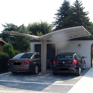 Ximax Carport Portoforte-80 in Edelstahl-Look mit zwei parkenden Autos unter dem transparenten Dach.