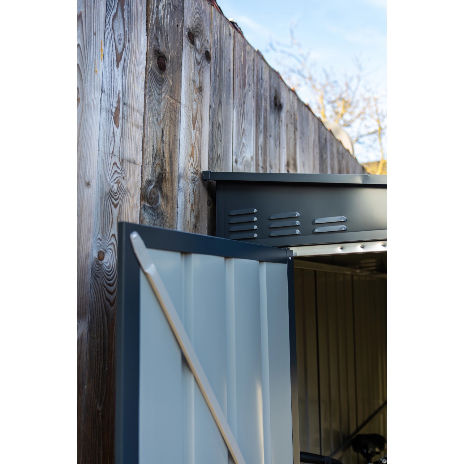 Detailansicht: Anthrazitfarbenes Globel Metall-Anlehngerätehaus Lean-To mit geöffneter Tür.