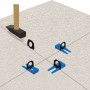 LUX Nivellierhilfe Startset mit Keilen und Clips auf Fliesen, mit Hammer.