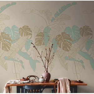 Moderne Vliestapete mit Monstera- und Palmenblättern in Beige, Mint und Gold für Wohnzimmer.