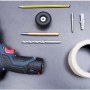 Wagner Bodentürstopper EH5201 Schwarz mit Werkzeug und Zubehör auf grauem Untergrund.