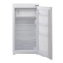 Offener, weißer Telefunken Einbaukühlschrank mit Gefrierfach und Glasböden.