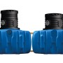 4rain Flachtank Flat S 3.000 l: Zwei blaue Erdtanks mit schwarzer Schachtverlängerung und Tankabdeckung.