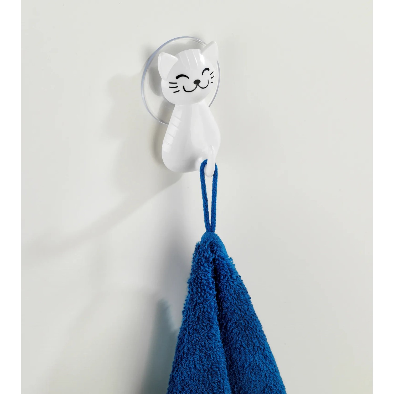 Wenko Saughaken Katze, weiß, mit blauem Handtuch. Niedlicher Handtuchhalter für Bad und Küche.