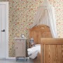 ESTAhome Vliestapete mit Blumenmuster in Rosa, Grün, Gelb und Orange im Kinderzimmer.